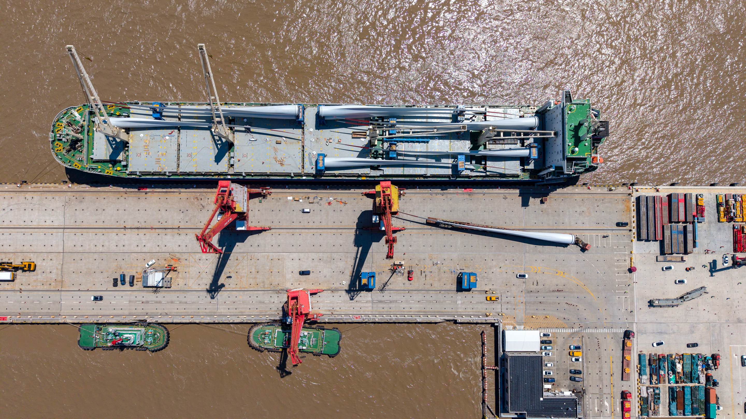 中远海运特运深耕海上风电运输领域多年，通过“重吊船+半潜船”的组合可覆盖主机轮毂、塔筒、风叶、风塔等设备及海底电缆、导管架等水下基础设施的运输。此次新解锁的“68K多用途船+海上风叶”组合将进一步补充特运的“风电运输船名单”，为客户提供更优质的服务和更灵活的船期。