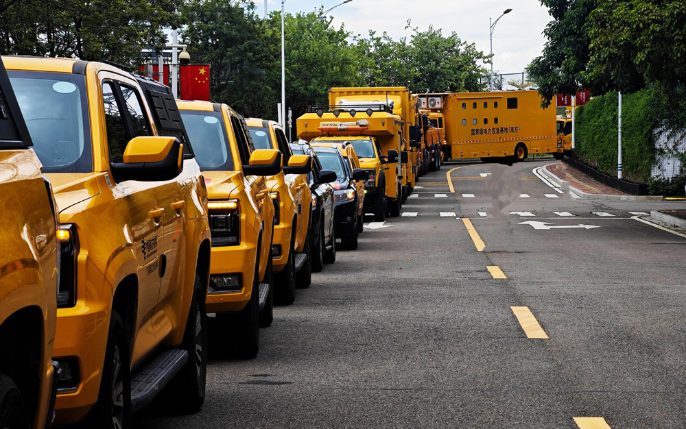 今年第18号台风“桦加沙”于24日17时前后在阳江海陵岛登陆，给广东省带来严重的风雨浪潮影响。南方电网公司启动一级防风防汛应急响应，周密制定防御台风策略和各项应急措施，全面迎战台风“桦加沙”，保障电力安全供应。图为国家级电力应急特勤队携应急发电车、排涝设备、应急通信装备、智慧巡检无人机巢，以及包含淋浴车、餐车、住宿车的后勤保障系统，整装出发驰援广东阳江。