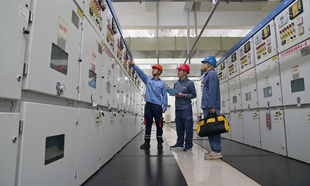 南方电网广西钦州供电局供电服务中心工作人员来到中国（广西）自由贸易试验区，对重点企业开展用电安全检查，指导用户做好防风防汛期间的安全用电工作。