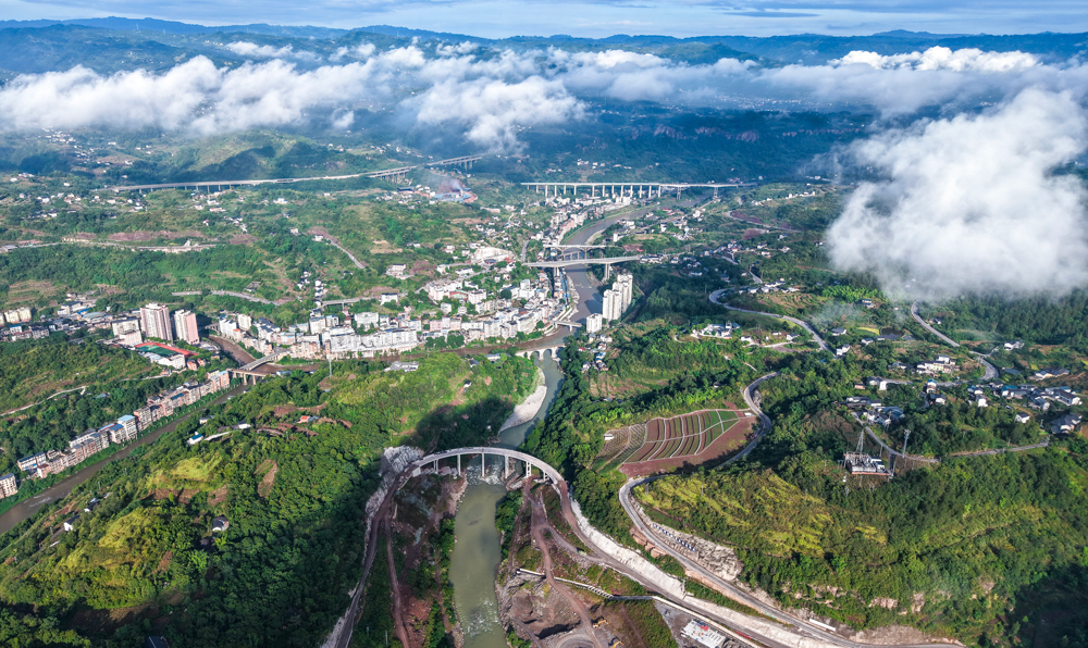 初秋的重庆綦江区云雾缭绕，中交集团旗下中交二航局参建的国家重大水利工程——藻渡水库建设正酣。