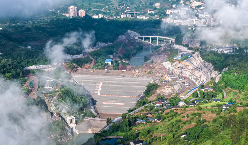 该水库由枢纽工程与输水工程组成，最大坝高104.5米，以“防洪、供水、灌溉”为主，兼顾发电功能。