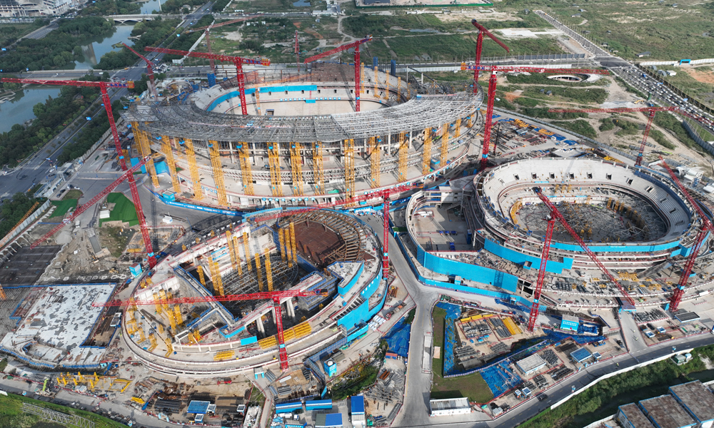 近日，由中国建筑旗下中建三局承建的余杭国际体育中心项目正稳步推进。余杭国际体育中心项目总建筑面积约52万平方米，是浙江省“千项万亿”重大项目之一。该项目规划建设体育馆、游泳跳水馆和足球场，其中足球场为浙江省首个超6万座专业足球场，建成后可承办国际足球顶级赛事。