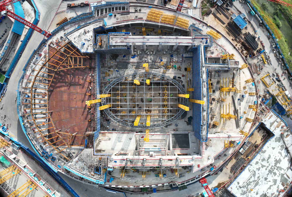 目前，体育馆及游泳跳水馆工程主体结构已全面封顶，进入大规模钢结构施工阶段；足球场工程钢屋盖整体进度过半，主体结构也已完成90%。