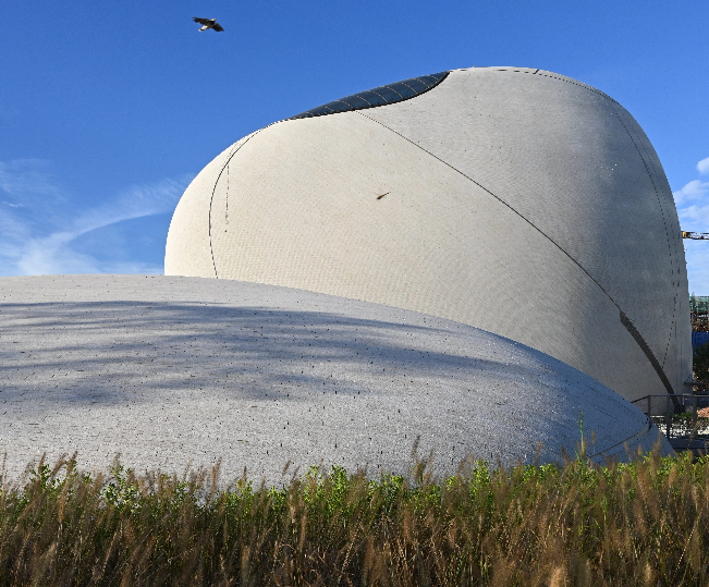 面对异形结构、曲面幕墙等七大施工难点，项目团队以“琢玉”之心反复打磨。设计师倡导的“让曲线自由生长，如植物般寻找自身形态”的建筑哲学，在此得到极致演绎，让“海边原石”的设计灵感变为现实。