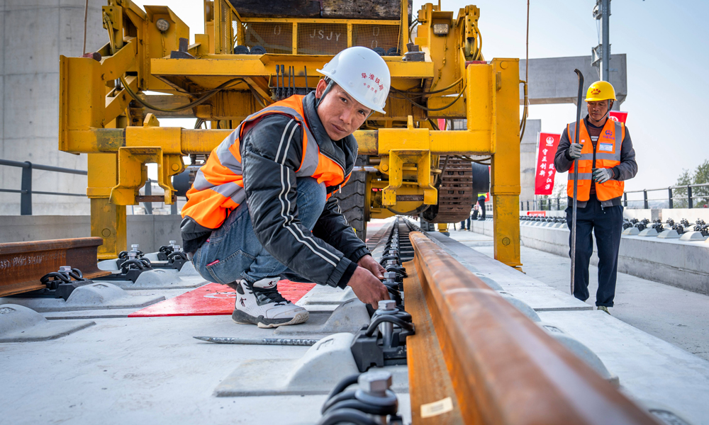 此次铺轨施工以双堆集站外接轨点为起点，向阜阳方向开始铺轨，日铺轨最高里程可达6公里，全线铺轨任务按计划于2026年4月完成。