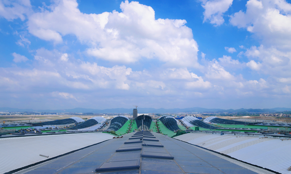 白云机场三期扩建工程多项工艺技术为国内首创。在推进全国最大体量不锈钢连续着色焊接屋面时，项目团队开发焊缝管理程序，对35万道焊缝实行“基层处理100%停检、成品100%举牌验收、数据100%建档”精准管控，并引入连续自动焊机，完成31.19万平方米屋面的无缝焊接。