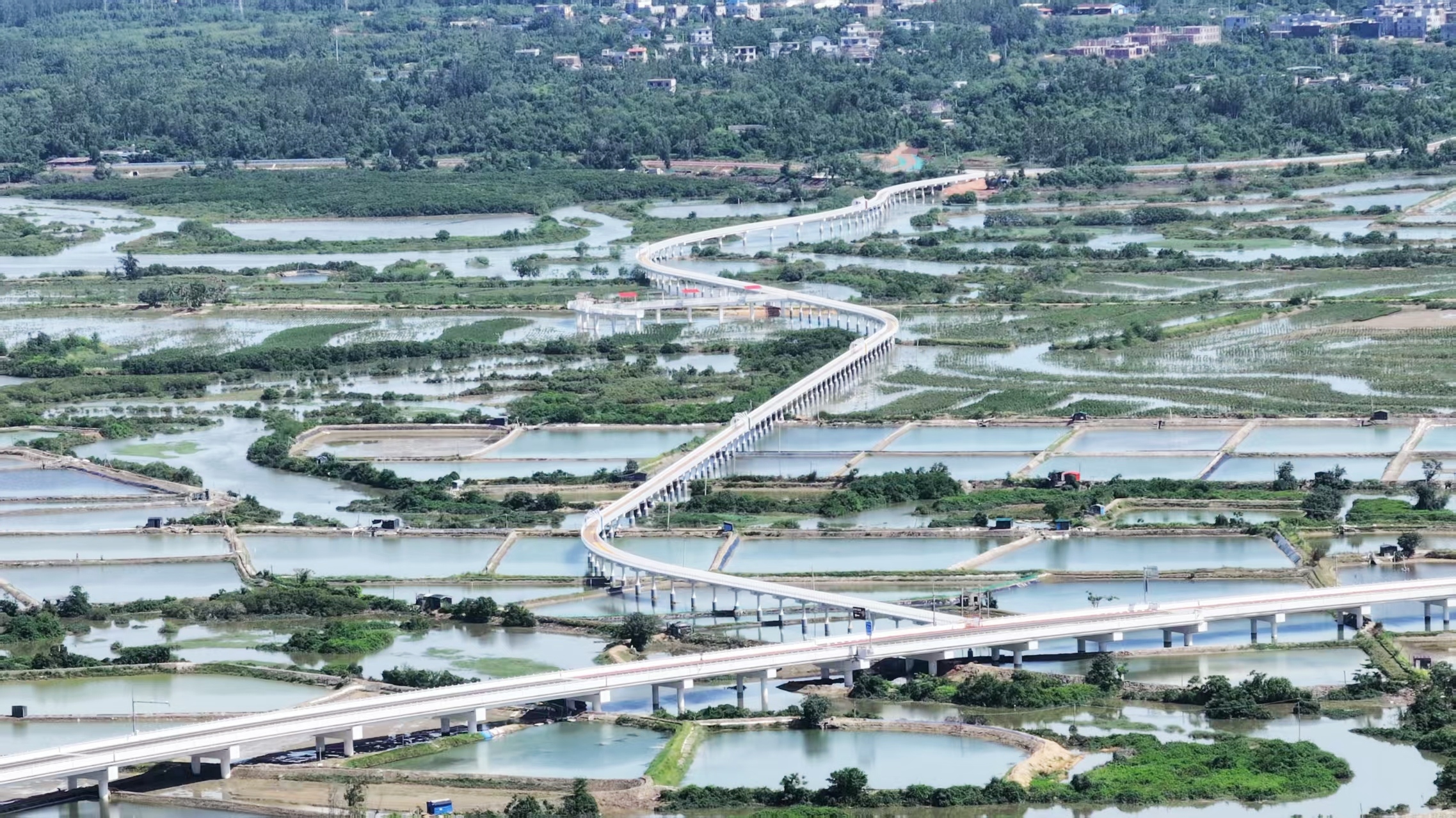 近日，中国中铁旗下中铁二局参建的海南环岛旅游公路环新英湾支线正式通车。环新英湾支线总长42.75公里，其中新改建段22.46公里。作为文化旅游与海岛生态景观的承载体和展示窗口，该项目沿线串联众多旅游“珍珠链”，构建一条与自然和谐共生的环形带状绿色旅游景观长廊，为海南西部旅游发展注入了全新动力。