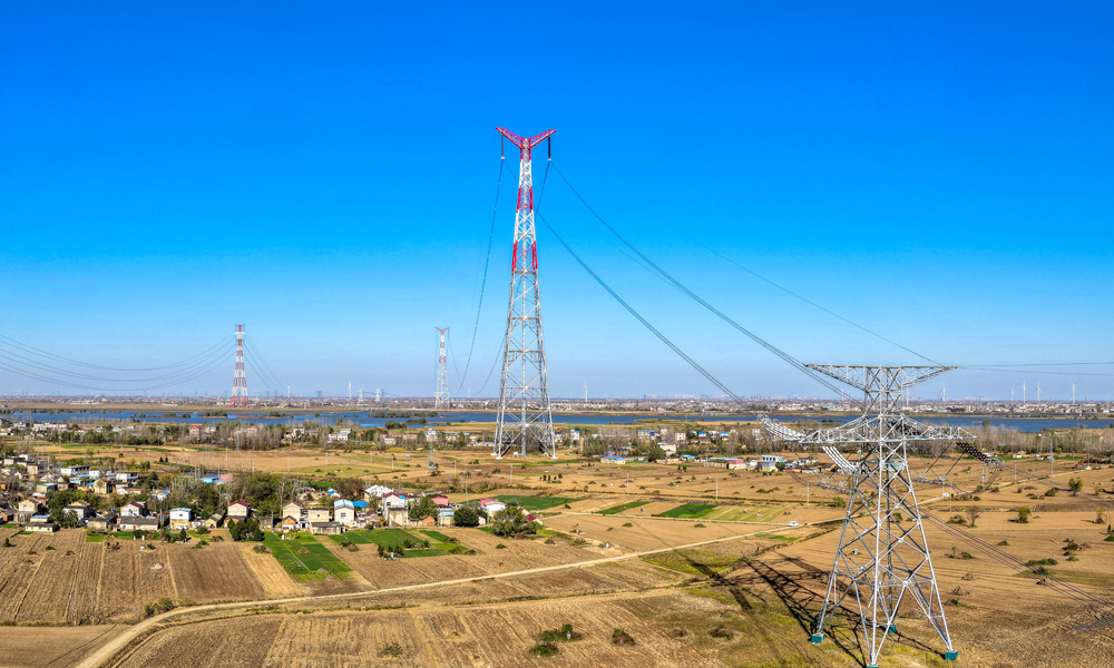 “陕电入皖”工程安徽段全长323千米，共计新建铁塔672基，整体工程计划将于2026年3月具备带电条件，6月投运。