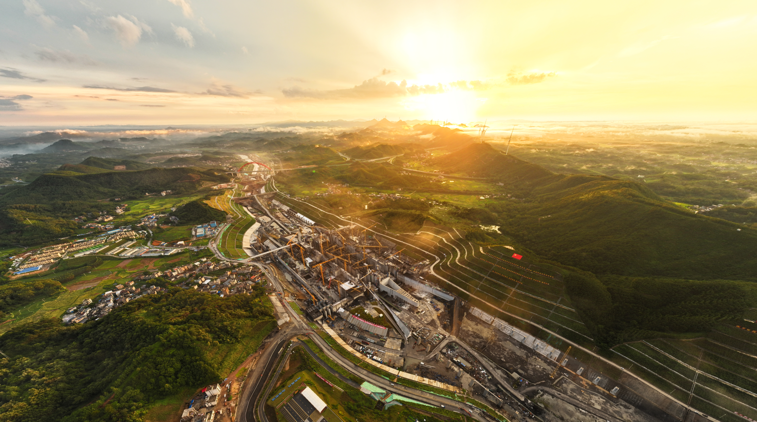 云遮雾绕，塔吊如林。经过3年多的建设，目前广西平陆运河主体工程建设已进入冲刺阶段，部分航道已经成型。中交二航局承建的平陆运河马道枢纽上、下闸首混凝土结构已全部封顶，较原施工计划提前18天实现节点突破，建设者正全力冲刺枢纽大桥主桥合龙等关键任务。