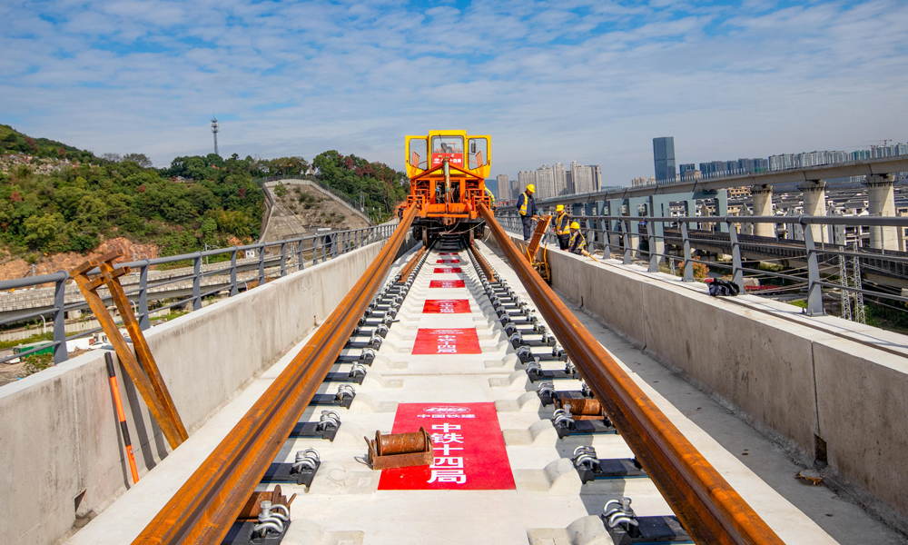 作为杭台高铁的延伸工程，温岭至玉环段新建正线约37公里，设温岭、温岭西、玉环3个车站，设计时速350公里。图为铺轨牵引车正在推送长轨。图为铺轨机推送长轨。