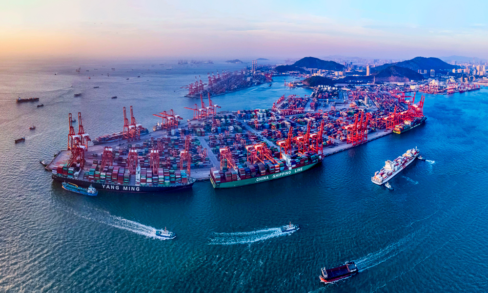 “十四五”期间，招商局集团在综合交通领域聚焦发力，构建起“水陆联运”的立体交通网络，助力交通强国建设稳步推进。图为招商港口深圳西部港区。