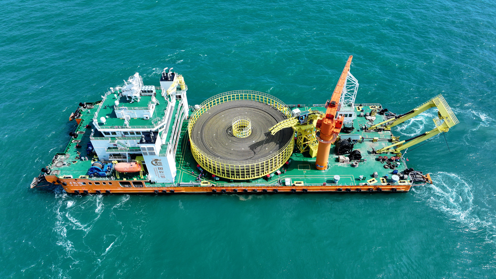 在展放施工中，南方电网广东电网能源发展有限公司采用两艘万吨级专业敷缆船分两段同步进行，以提升展放精准度和作业效率。