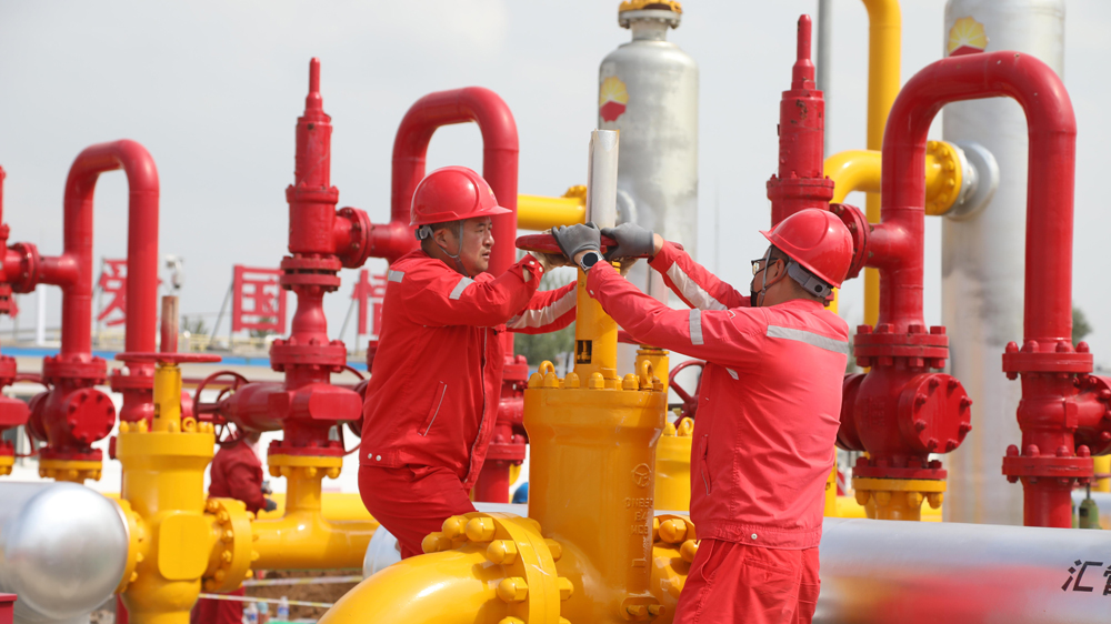 让人民群众在寒冷天气里安心、放心、暖心，是中国石油每个冬供季的头等大事。今年以来，中国石油加强形势分析研判，统一安排部署，积极筹措资源，全力以赴做好保供工作。图为榆林天然气处理厂岗位员工进行阀门开启操作。