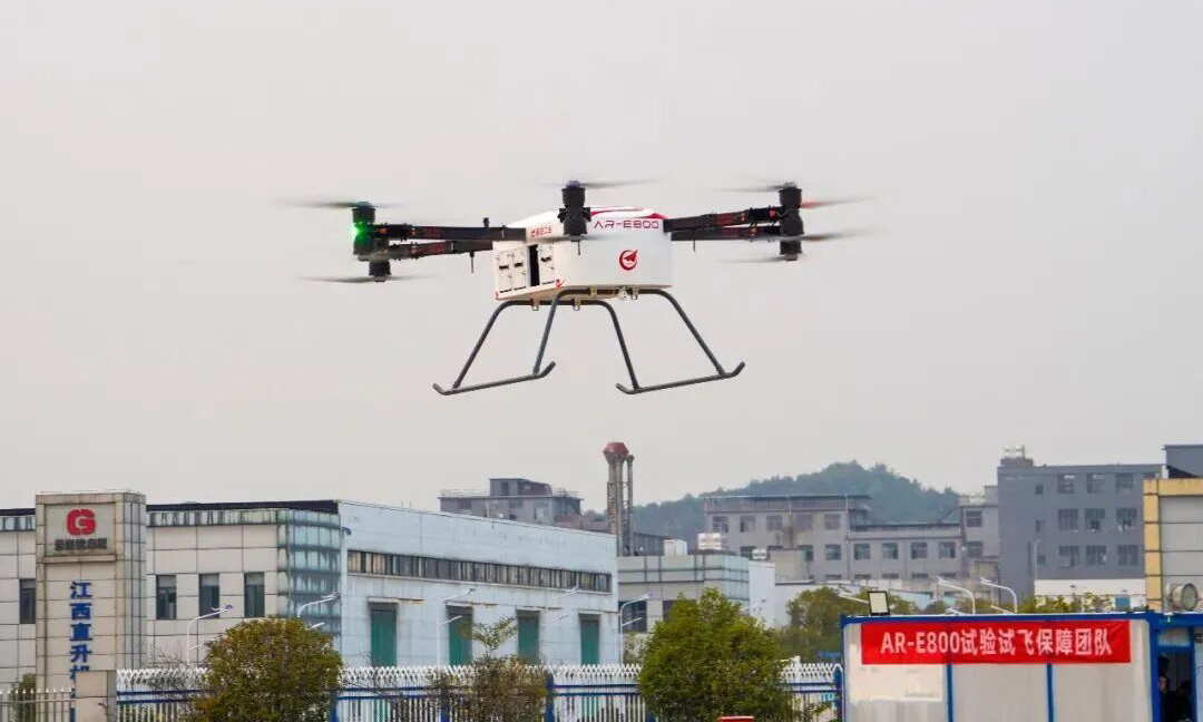 AR-E800是航空工业集团第一款以“商业成功”为核心目标打造的电动垂直起降飞行器产品，自重与载重合计可达800公斤，其最大任务载重量达300公斤，采用了多旋翼构型和模块化设计。汤向伟 摄