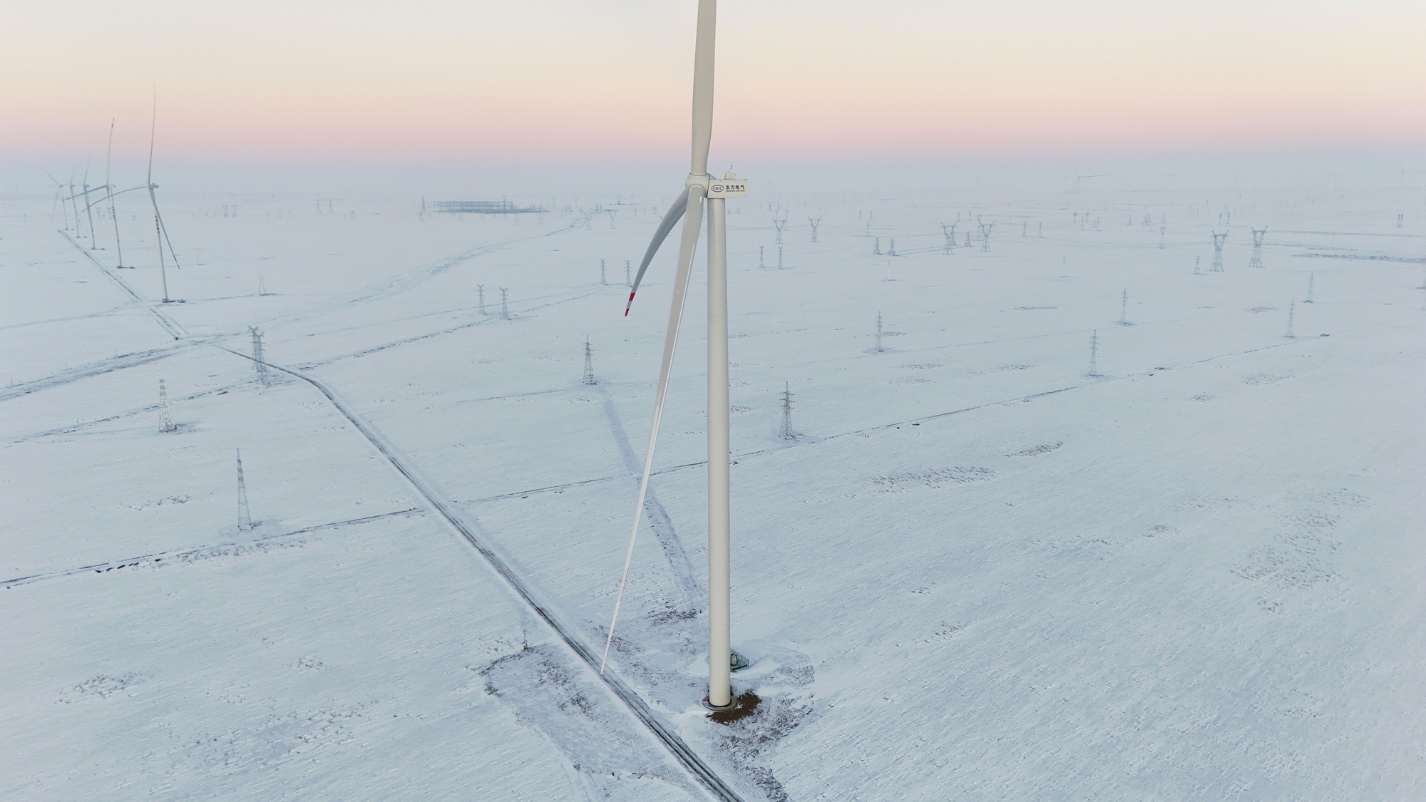 项目全容量并网后，每年发电量预计可达24亿千瓦时，每年可节约标准煤约74万吨，减少二氧化碳排放201万吨，减少烟尘33万吨。项目的建设与运营带动了当地风电相关产业发展，实现了生态效益、经济效益与社会效益的协同提升。 