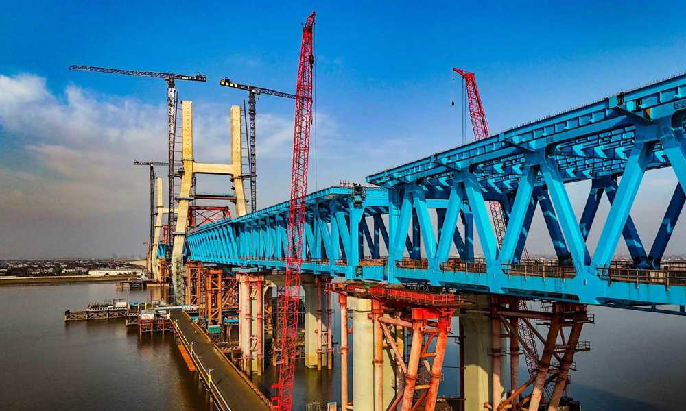 近日，中国中铁旗下中铁大桥局完成沪渝蓉高铁崇启公铁长江大桥钢梁顶推作业。据了解，崇启公铁长江大桥是在建世界最大跨度双塔双索面公铁两用无砟轨道斜拉桥。