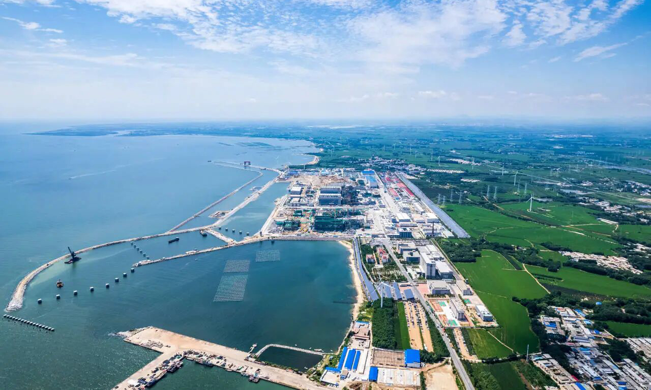 徐大堡核电项目规划建设6台百万千瓦级压水堆核电机组，其中，3号机组计划于2027年投入商业运行，4号机组计划于2028年投入商业运行。两台机组投运后，年发电量将超180亿千瓦时，相当于每年节约标准燃煤量约640万吨、减少二氧化碳排放量约1890万吨，将有力推动辽宁省产业结构和能源结构调整，对构建清洁低碳、安全高效的现代能源体系具有积极作用。