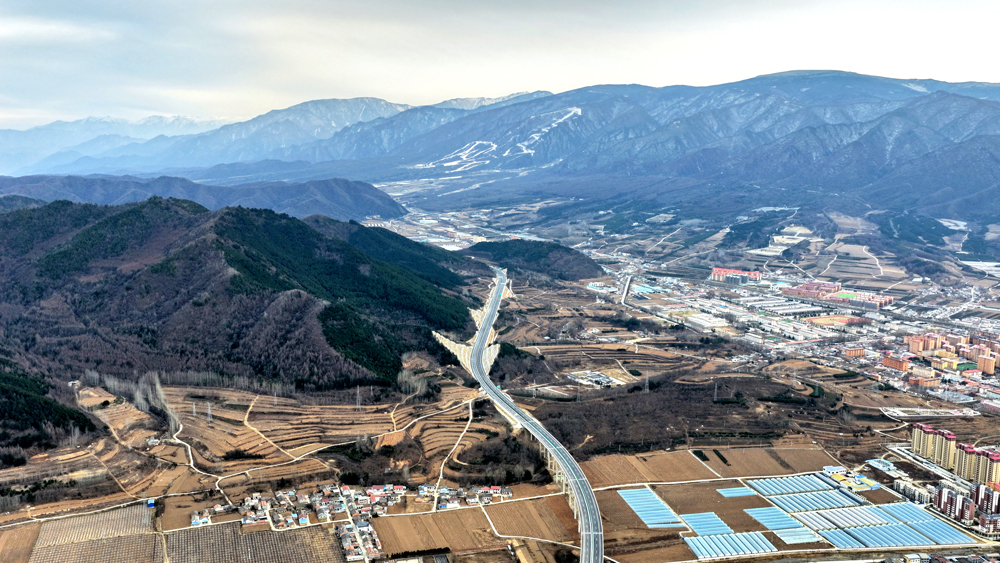 眉太高速公路全长约75公里，起点位于宝鸡市扶风县，终点与太凤高速公路相接，途经太白山、红河谷、鳌山滑雪场、青峰峡、药王谷和大熊猫国家公园等景区，是陕西省首个“交通+旅游”融合示范项目。图为眉太高速公路与鳌山滑雪场交相辉映。