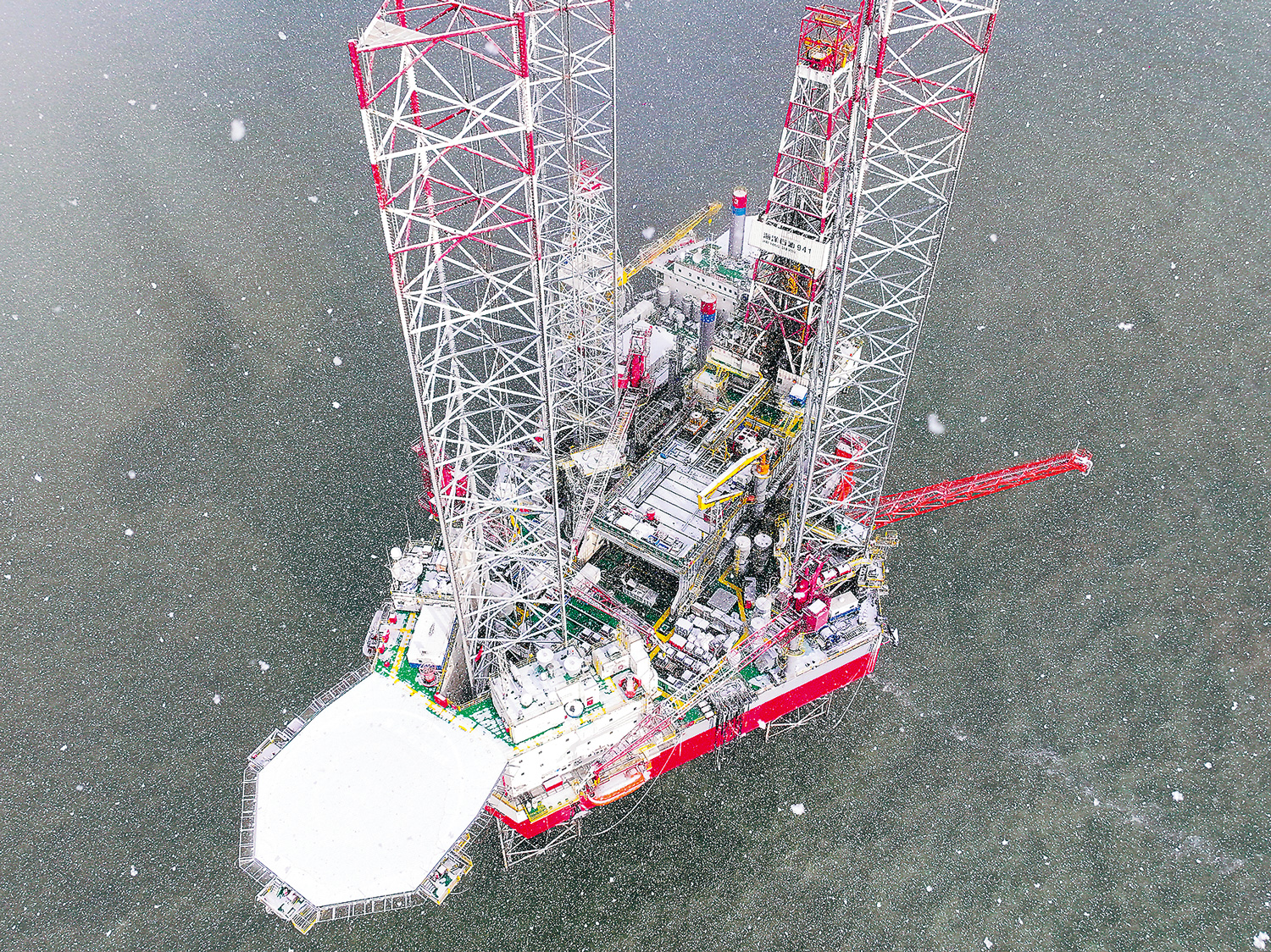 “海洋石油941”钻井平台在渤海中部海域进行钻井作业。