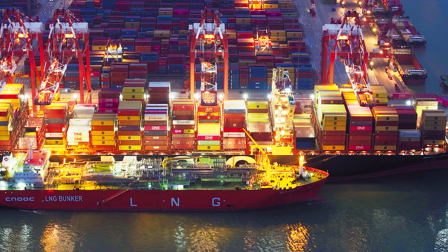 “海洋石油301”液化天然气（LNG）运输加注船为国际远洋船舶加注保税LNG燃料。