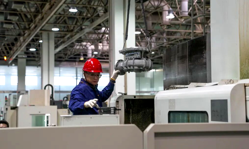 航天科技六院西发公司工作人员进行涡轮泵机加工。徐剑钢 摄