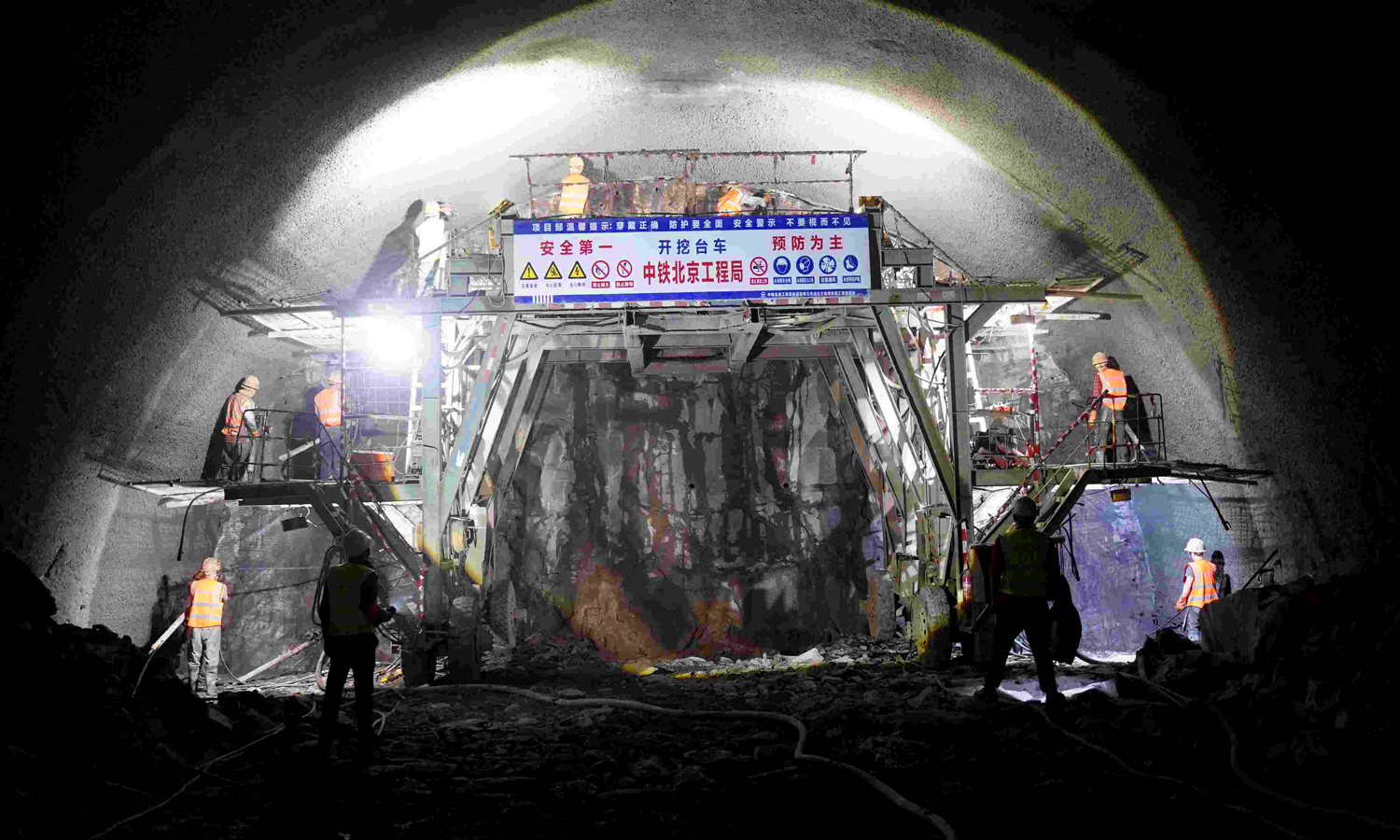 成达万高铁光明隧道为单洞双线浅丘隧道，地质条件极为复杂，Ⅴ、Ⅵ级软弱围岩占比高达95%，伴随有害气体、危岩落石等不良地质，节理裂隙发育显著，掘进作业突水、突泥风险突出，施工难度极大。工程于2022年12月1日启动正洞掘进。