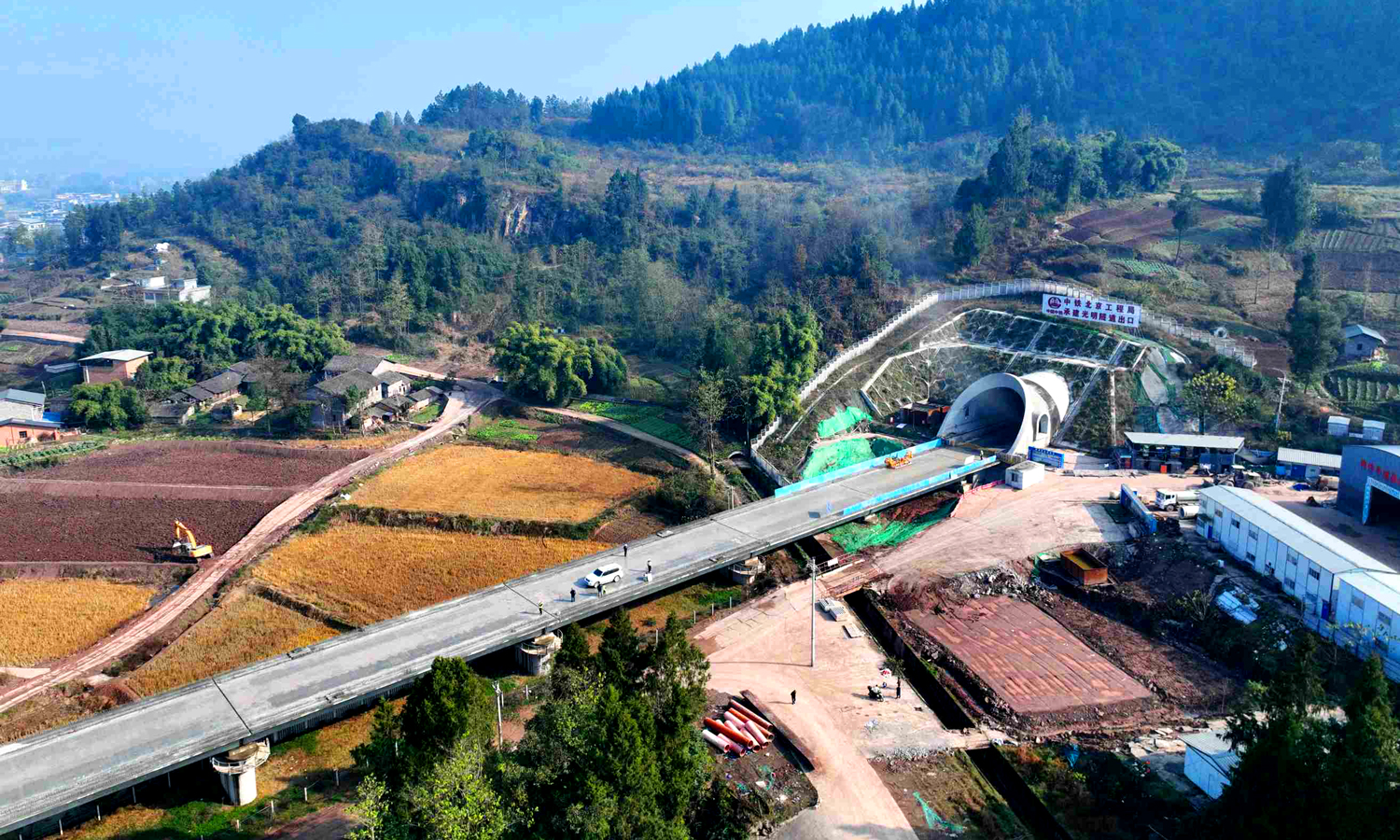 近日，中国中铁旗下中铁北京局承建的成达万高铁光明隧道贯通。光明隧道是成达万高铁控制性工程，全长8468.8米。进口位于重庆开州区巫山镇，出口坐落于四川达州市开江县，处于连通川渝的关键节点，具有“一隧连双圈”的重要意义。