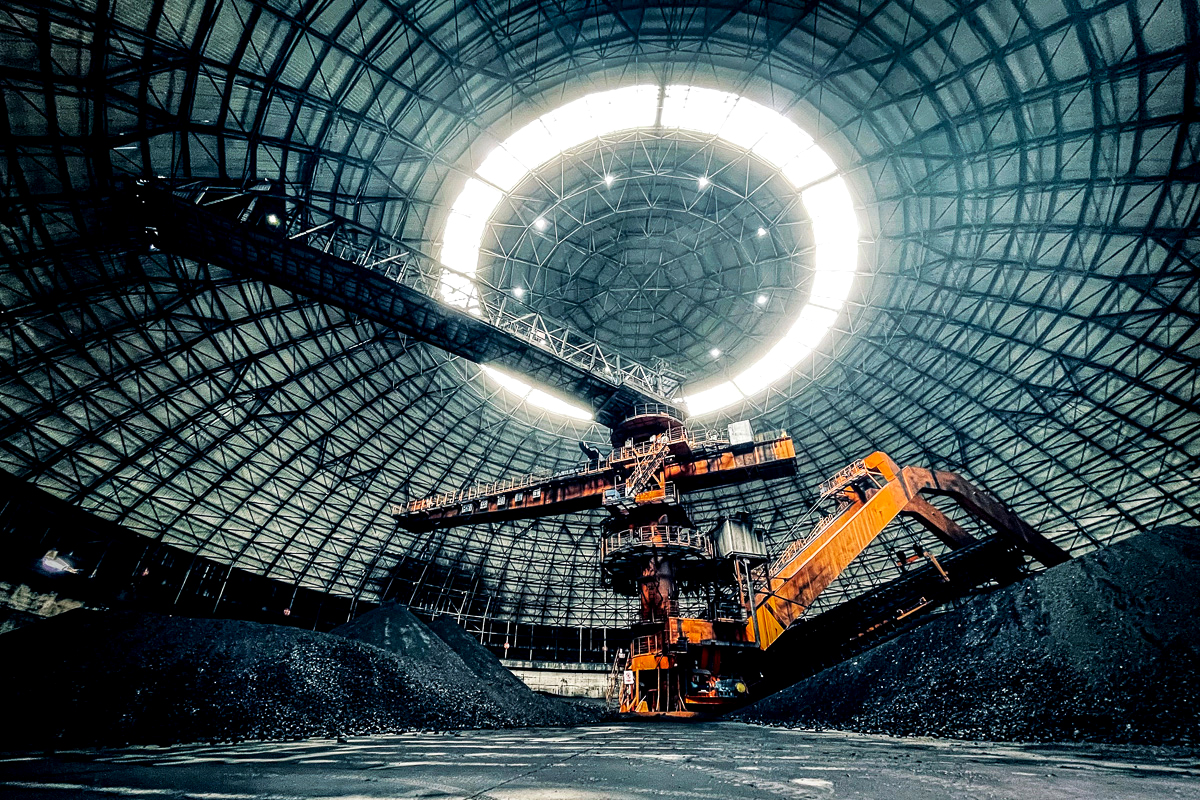 时值迎峰度冬能源保供关键期，面对寒潮侵袭，国家能源集团一线工作人员坚守岗位，全力保障能源安全稳定供应。图为平庄煤业堆取料机进行堆料作业。