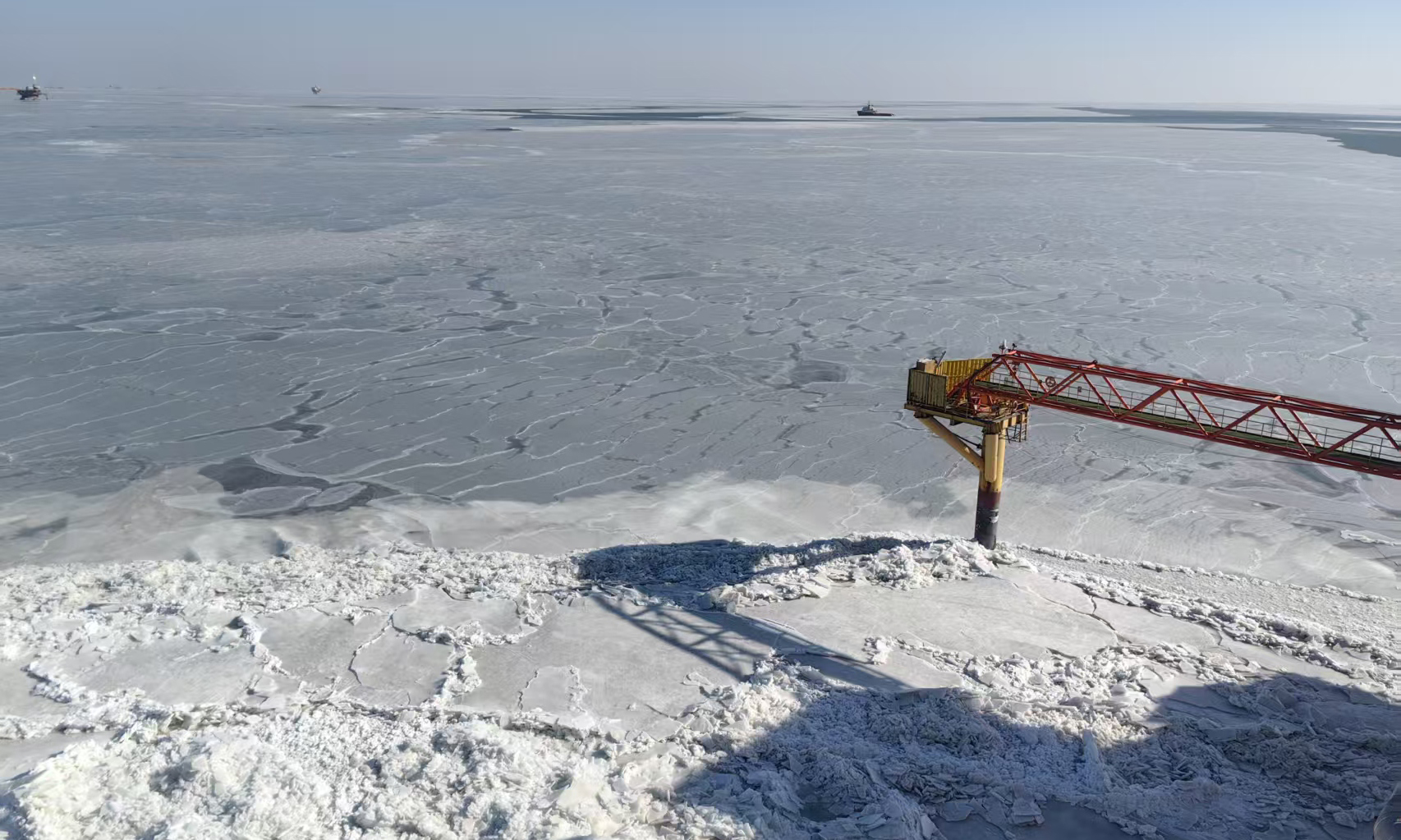 近日，我国最北海上油田锦州9-3油田所在海域气温降至零下23摄氏度，海面冰层厚度超过20厘米。面对恶劣天气带来的严峻考验，油田工作人员抗冰保产，多措并举筑牢安全生产防线，确保油气生产平稳有序。