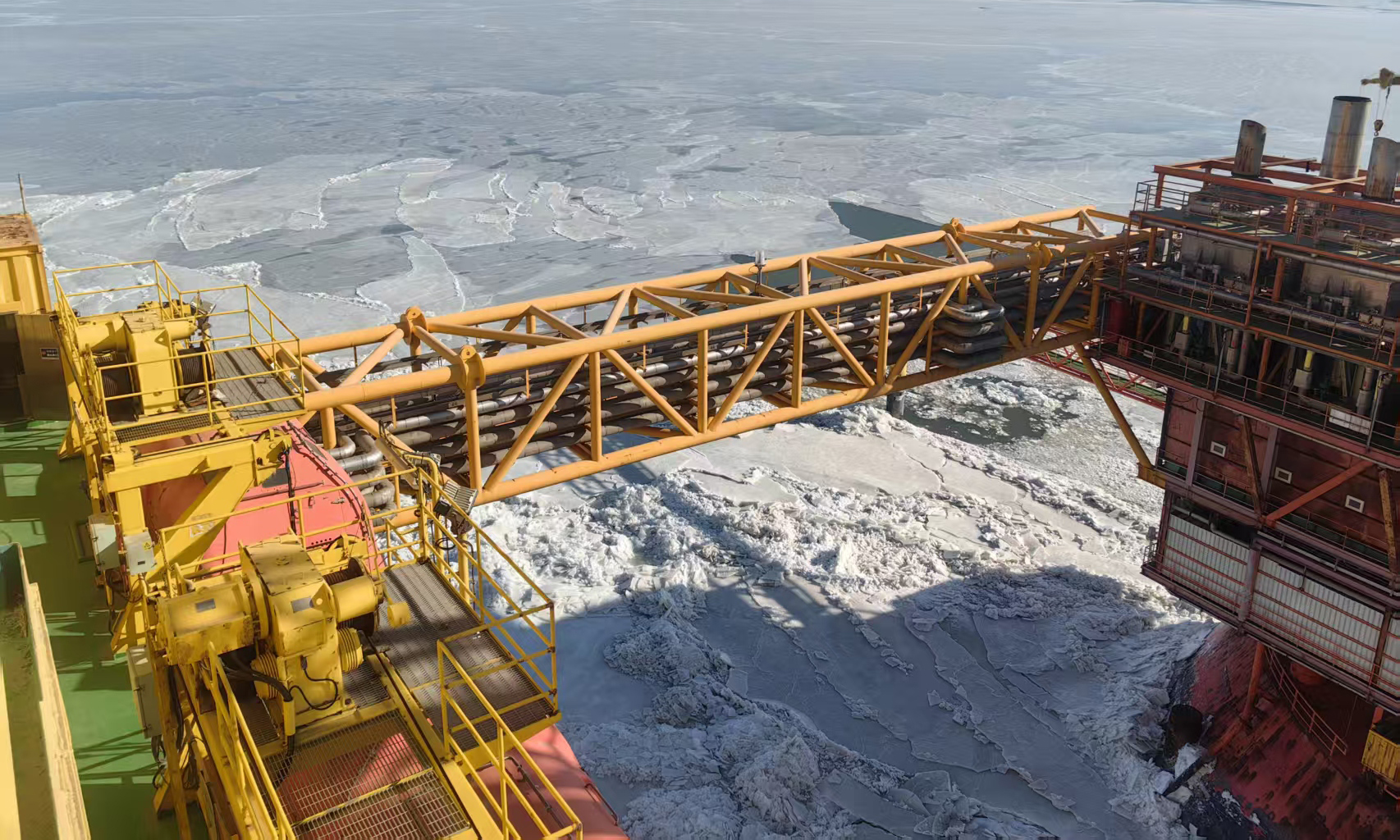 自1999年投产以来，锦州9-3油田逐步搭建起视频监视系统、振动监测系统、雷达监测系统三套完整的监控体系。通过多维监测系统，结合气象、海冰预报数据，油田作业人员能够准确研判海冰生成、漂移及堆积趋势，为防冰处置提供科学依据。图为锦州9-3油田生产平台。