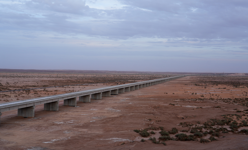 近日，阿尔及利亚西部铁路矿业线项目全线正式通车。该项目是中国企业在非洲建设的首条沙漠重载铁路。图为项目施工现场。