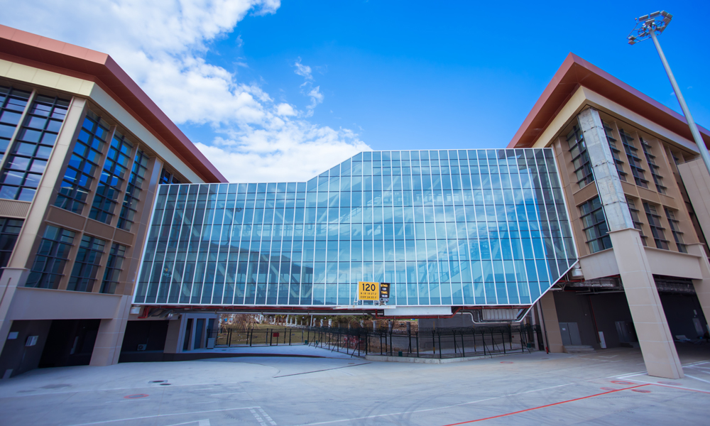 三亚机场T3航站楼的设计在环保节能方面做了诸多探索，采用光伏玻璃发电、海绵城市系统、高效电气系统等多项技术，整体节能超过20%。