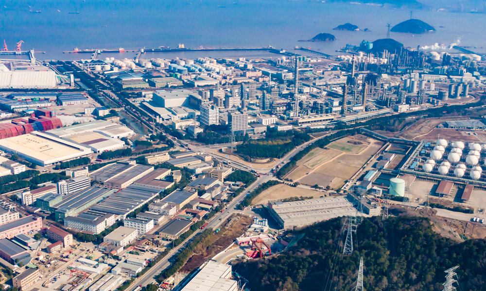 目前，“甬舟号”盾构机已顺利掘进3114米，完成掘进任务超六成，预计今年年底实现海底精准对接。甬舟铁路建成后，将结束舟山不通铁路的历史，届时从宁波到舟山，坐高铁全程最快仅需26分钟，杭州到舟山最快只需77分钟，对切实促进甬舟同城化发展、加快构建宁波都市圈具有重要意义。图为项目航拍。