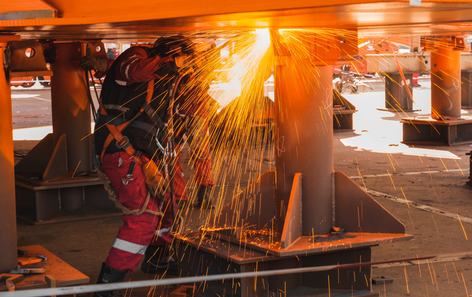 TLP风电平台浮体P22边浮筒吊装合拢作业前，施工人员切除设备四周的临时支撑。