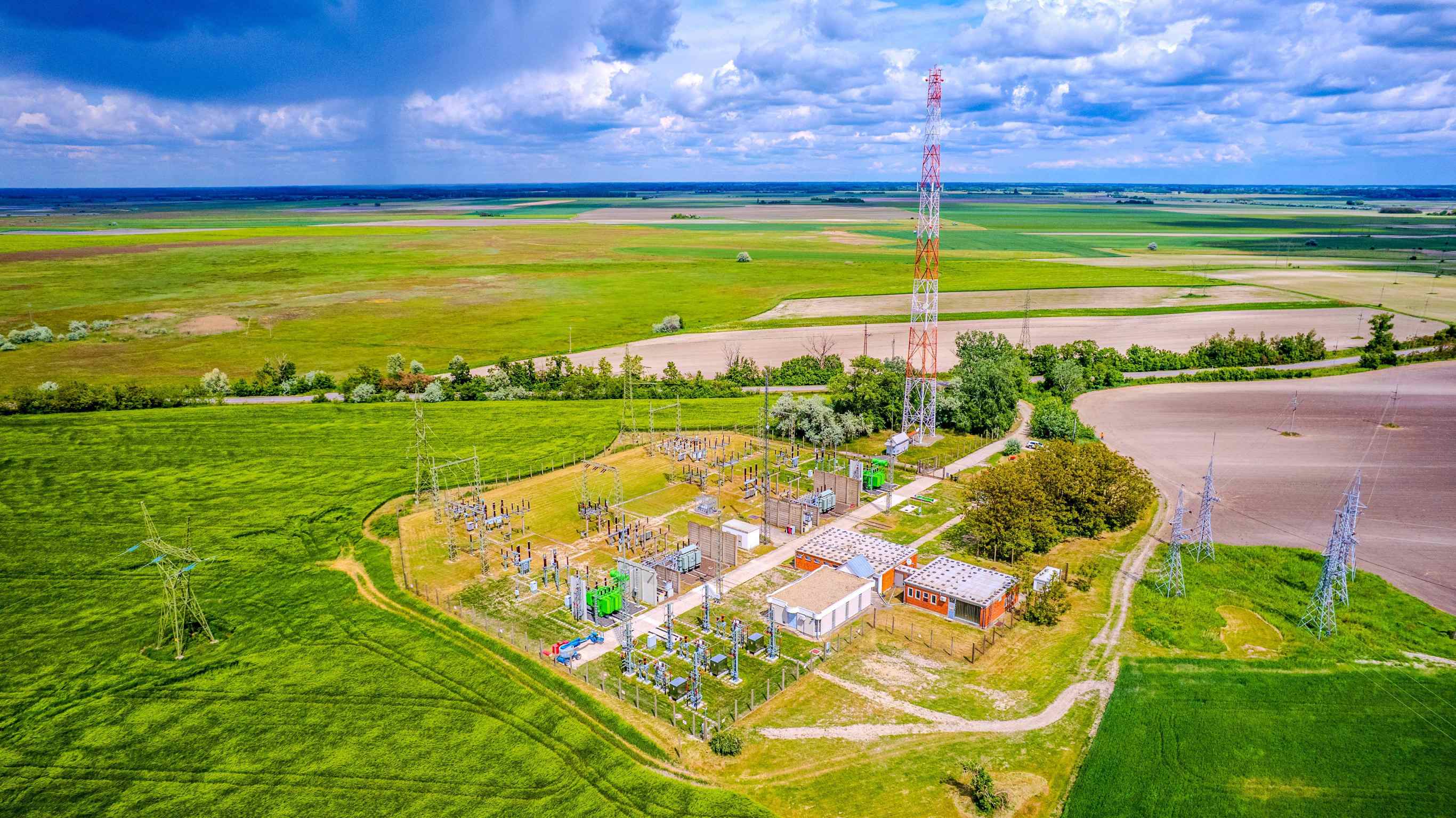 匈塞铁路全线通车后，匈塞两国首都之间的铁路运行时间将由8小时缩短至3个半小时左右，显著便利两国人员往来和物流运输，带动沿线地区经济发展，促进中东欧地区互联互通。