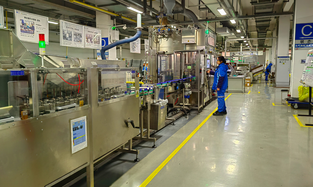 当下正值春耕备耕关键时期，中国中化旗下先正达南通植保制剂工厂配制车间内机器轰鸣、井然有序。该工厂通过内部挖潜、优化生产流程，重点制剂产线单线产能提升20%。2026年1至2月，南通植保制剂工厂产能已突破5400吨，为一季度春耕保供目标提供了坚实保障。