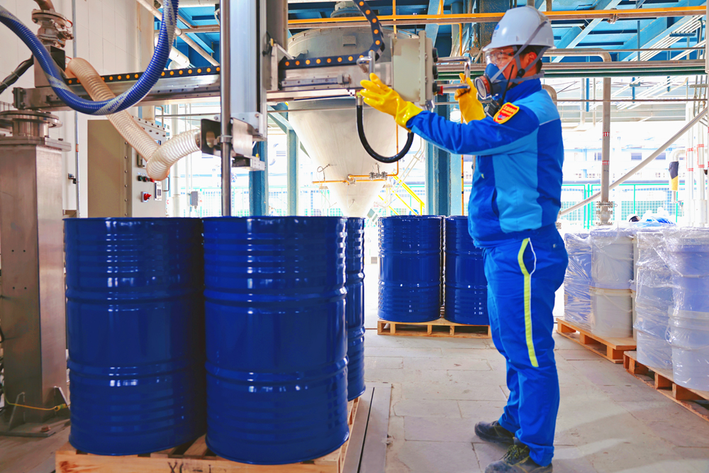 南通植保制剂工厂工作人员开足马力生产，全力保障春耕农资供应。