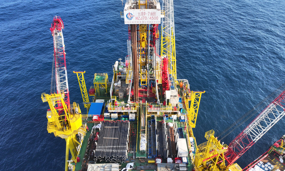 近日，中国海油湛江公司文昌9-7油田开发钻完井项目顺利完成某井9.625英寸技术套管下入作业，套管下深达6498米，刷新了湛江海域同尺寸套管下深纪录，为后续该井8000米超深层钻探奠定了坚实的工程基础。