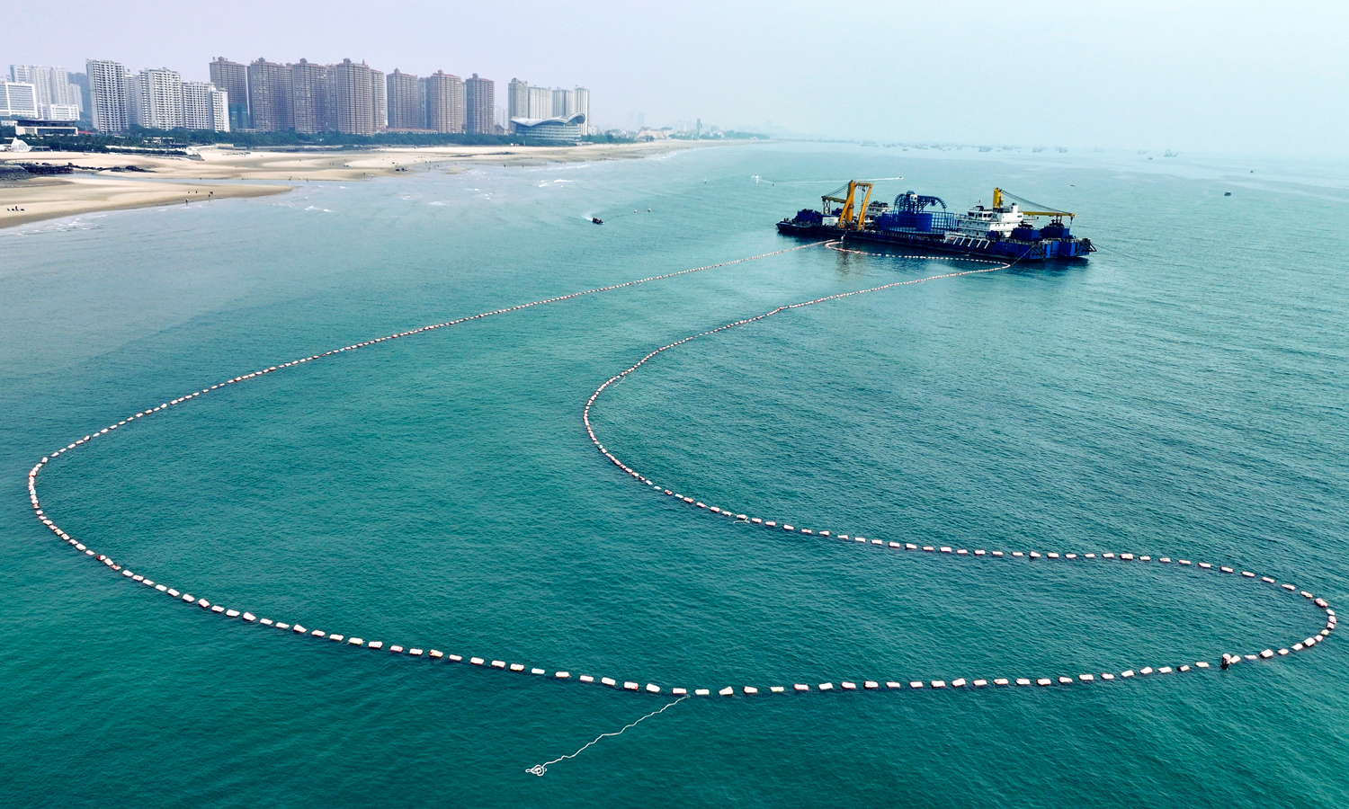 3月20日，北部湾首个220千伏跨海联网工程——南方电网220千伏涠洲岛跨海联网工程成功投运，这标志着涠洲岛电网与广西主电网实现“牵手”互联，结束了岛上供电“孤网运行”的历史，迈入主电网供电的新阶段。图为海缆敷设施工现场。