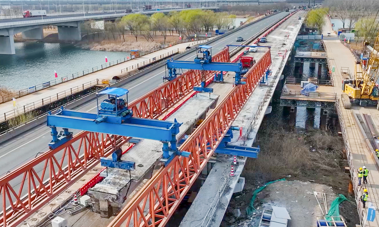 近日，招商局集团京津塘高速（天津段）改扩建工程现场建设如火如荼，工作人员抢抓春季施工黄金期，全力推进项目建设。作为京津冀协同发展核心交通工程，该项目迎来关键节点，进京方向路基工程已全面进场施工，标志着这条黄金通道的拓宽升级进入实质性建设阶段。