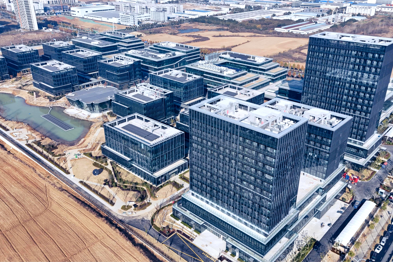 由中国建筑旗下中建四局承建的合肥零碳中心项目（一期）二标段，致力打造探索零碳技术“城市实验室”。项目总建筑面积15.7万平方米，涵盖厂房、宿舍楼、行政办公研发楼等，聚焦充电系统、水面光伏等新能源技术的创新研究与产业化应用。