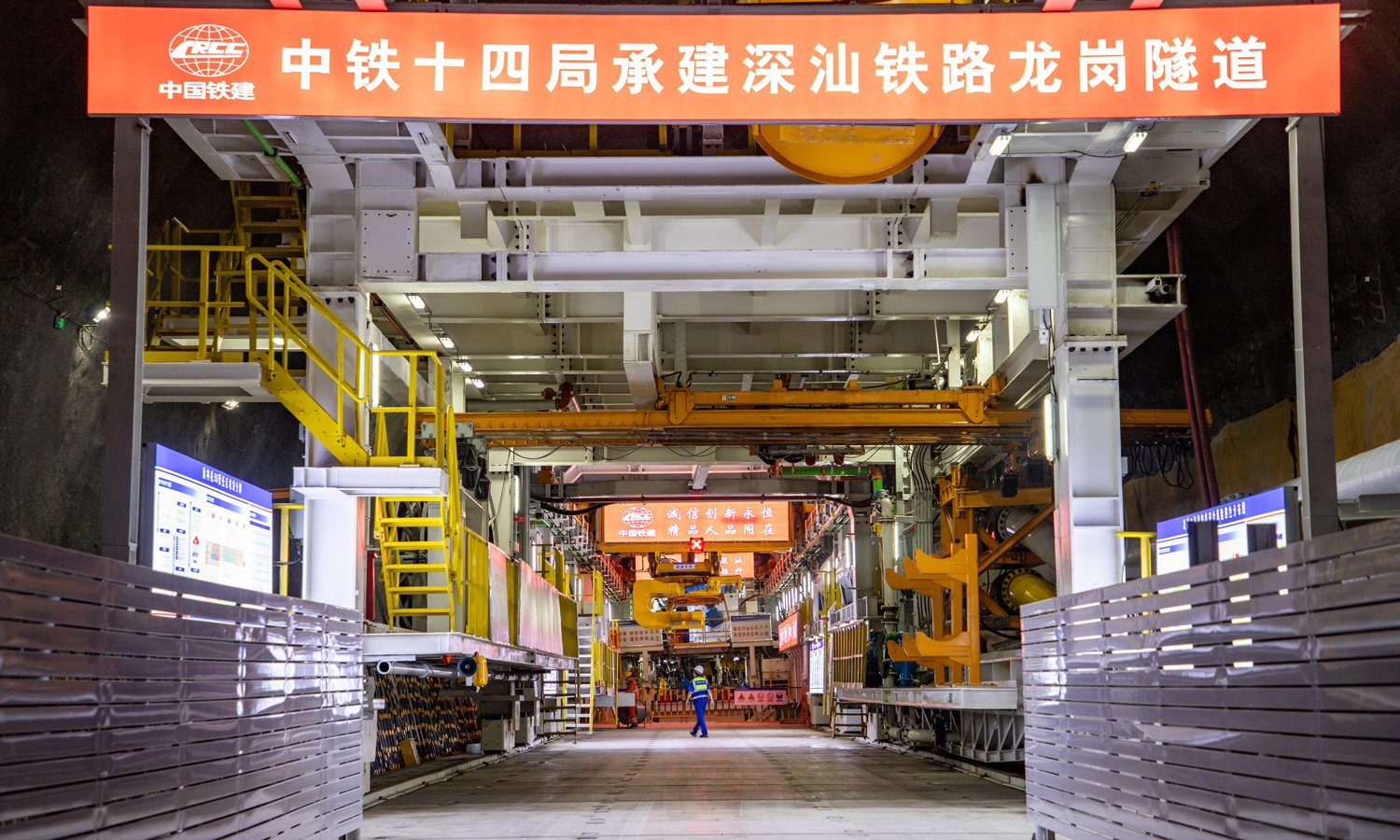 近日，由中国铁建所属中铁十四局施工的深汕铁路龙岗隧道横岗段开启盾构掘进，这是全国首例超大直径盾构隧道洞内全流程作业项目，标志着城市核心区高铁隧道建造实现重大技术突破。图为隧道内盾构机施工现场。