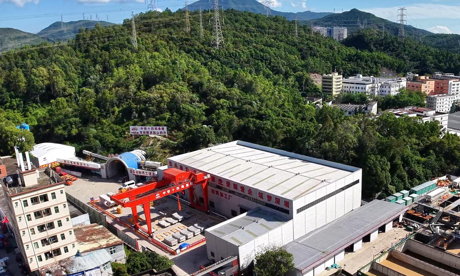 深汕铁路起于深圳西丽站，终至深汕合作区深汕站。项目建成后，深圳核心区至深汕合作区通行时间将缩短至约30分钟，1小时可覆盖粤东城市群，将进一步强化粤港澳大湾区与海西、长三角地区的快速铁路联系，有力推动深汕一体化发展与都市圈向东辐射拓展。图为施工现场航拍场景。