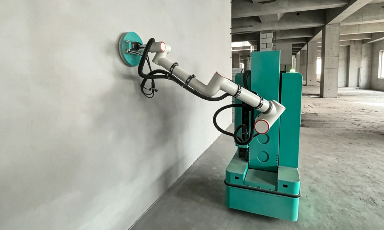 建造过程中，项目全面应用AI+机器人智能化技术，运用深基坑高支模监测、塔吊防碰撞等智慧安防系统，筑牢施工安全防线。