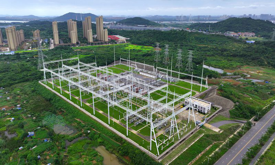 当前正值迎峰度夏重点工程建设关键期。国家电网扛牢电力保供首要责任，全力推进168项迎峰度夏重点工程建设，持续提升电网供电能力，全力满足经济社会高质量发展和民生用电需求。图为湖北江夏500千伏主变扩建工程现场。