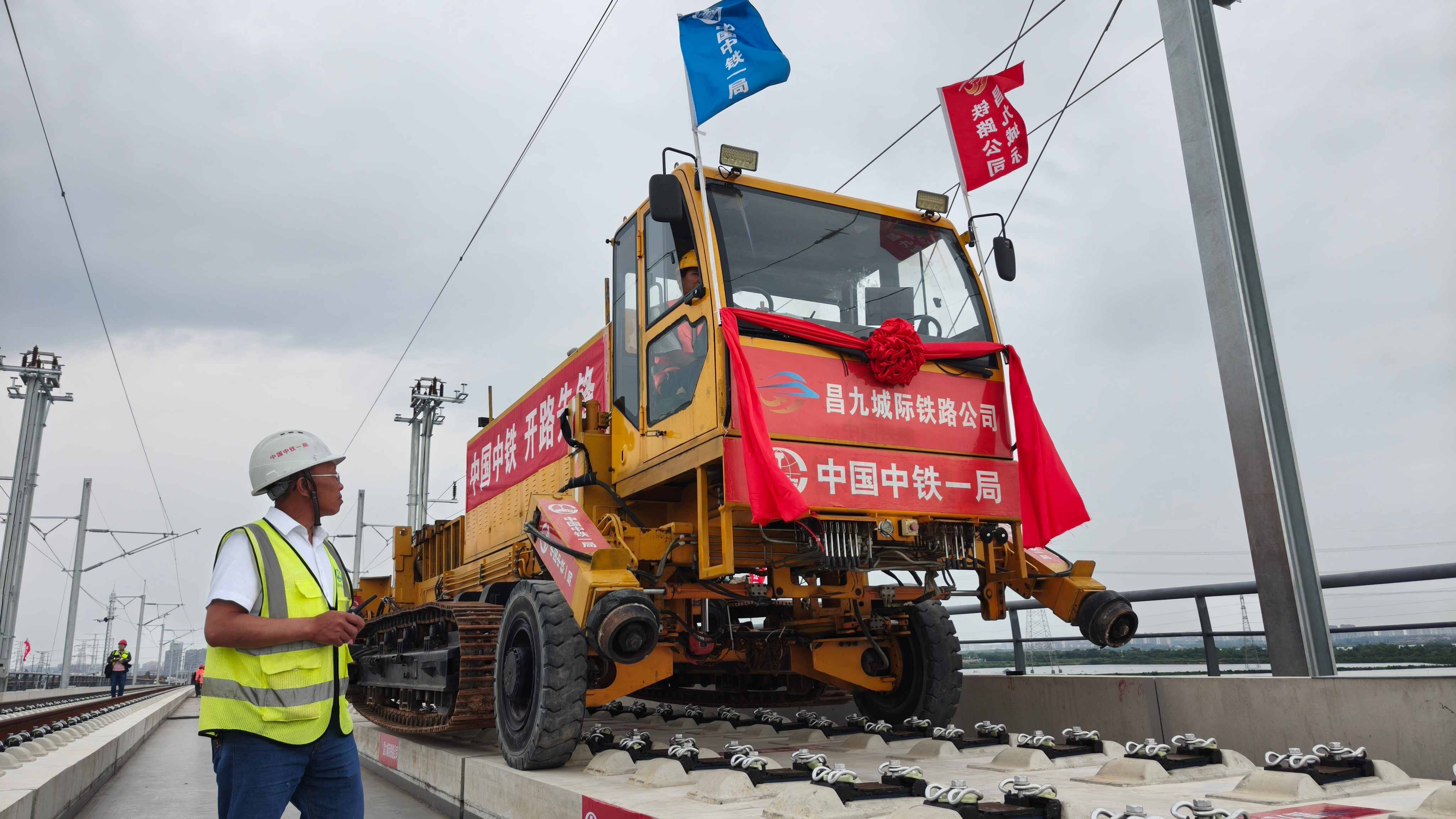 昌九高铁北起九江，南至南昌，正线全长约138公里，设计时速350公里。昌九高铁经过赣江冲积平原、鄱阳湖生态敏感区及南昌市多个功能核心区，串联昌北机场综合交通枢纽，施工环境复杂。中铁一局承担全线295.28公里铺轨等施工任务。