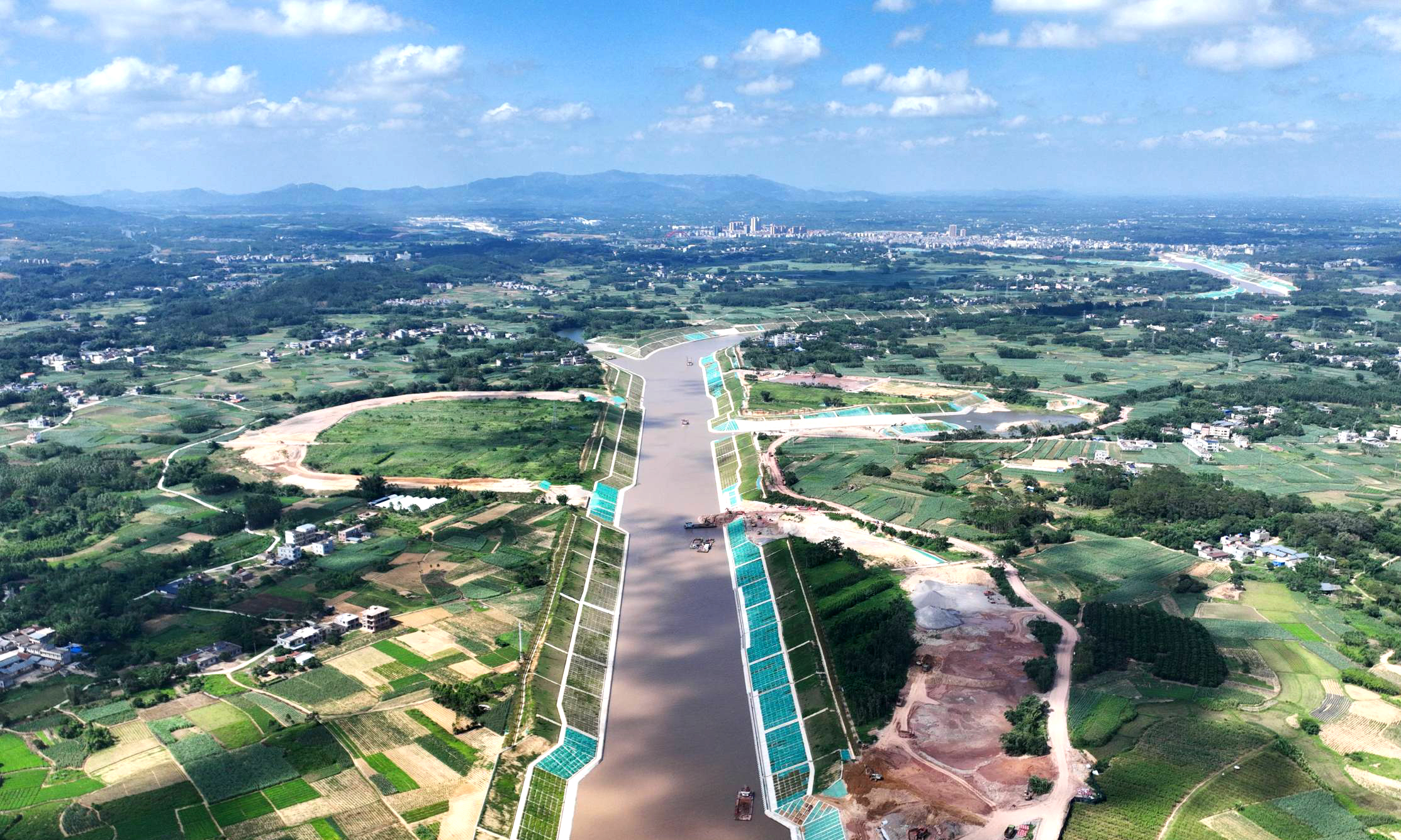 近日，西部陆海新通道骨干工程平陆运河全线通水，项目建设转入有水调试新阶段。作为新中国成立以来我国第一条国家层面统筹的通江达海的运河工程，平陆运河开辟了西江至北部湾的江海直连通道，成为西南地区运距最短、最经济、最便捷的出海通道。