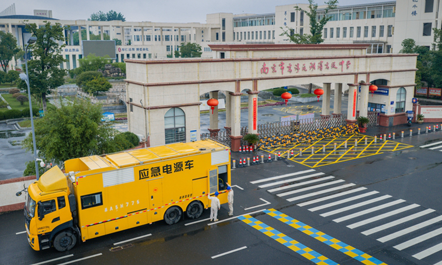 国网江苏南京供电公司员工在高淳区湖滨高级中学考点布置应急电源车。