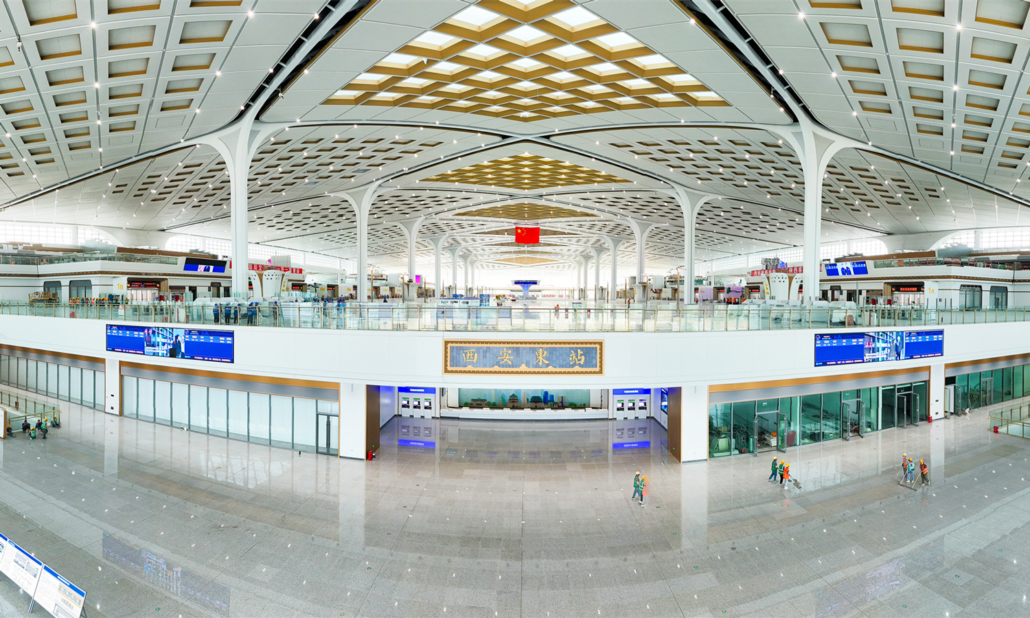 作为西北地区特大型铁路综合交通枢纽，西安东站建成投用后，旅客年发送量预计达到3650万人次，将极大缓解西安铁路枢纽客流压力。图为西安东站站房进站大厅。