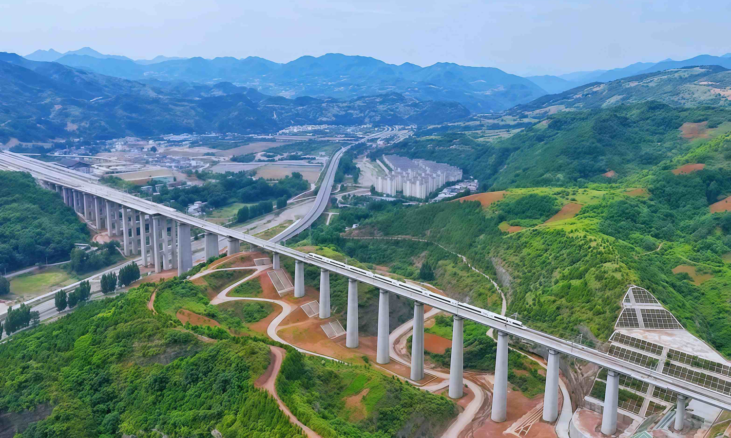 6月30日，中国中铁旗下多家公司参建的西安至十堰高速铁路（简称西十高铁）开通运营。